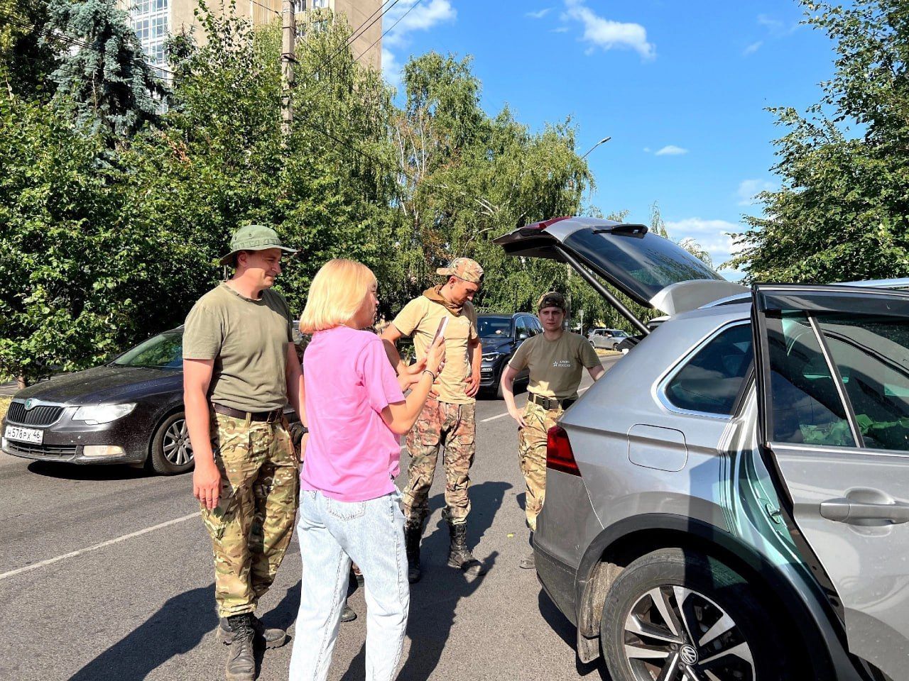 Студенты Курского государственного университета передали очередную партию гуманитарной помощи для бойцов в зоне СВО через курских добровольцев.