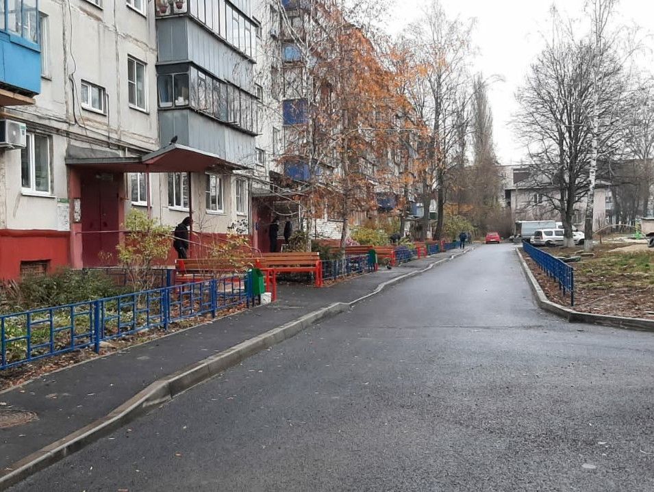 В рамках проекта «Жилье и городская среда» благоустроена дворовая территория дома № 8 по пер. Аэродромному.