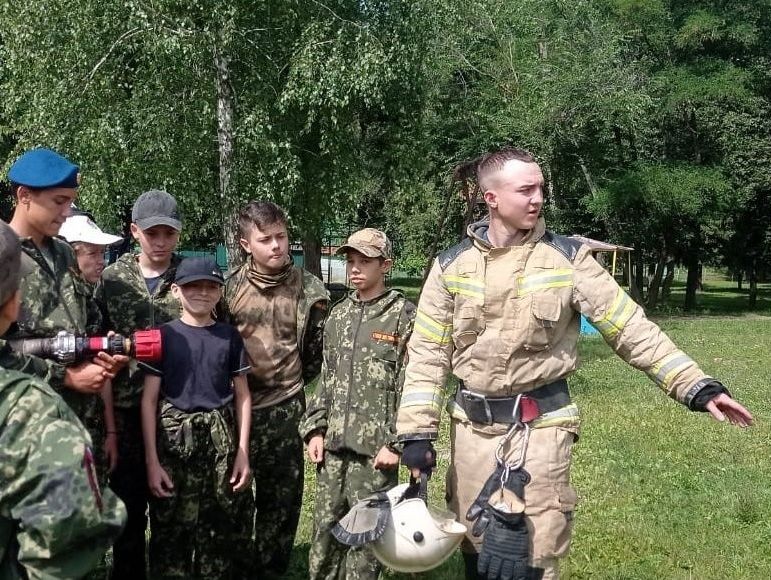 Курские спасатели провели комплексное занятие для профильной смены «Будем достойны» в детском оздоровительном лагере «Соловушка».