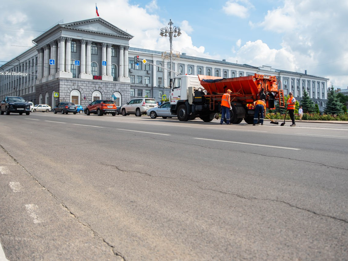В Курске продолжается ямочный ремонт.