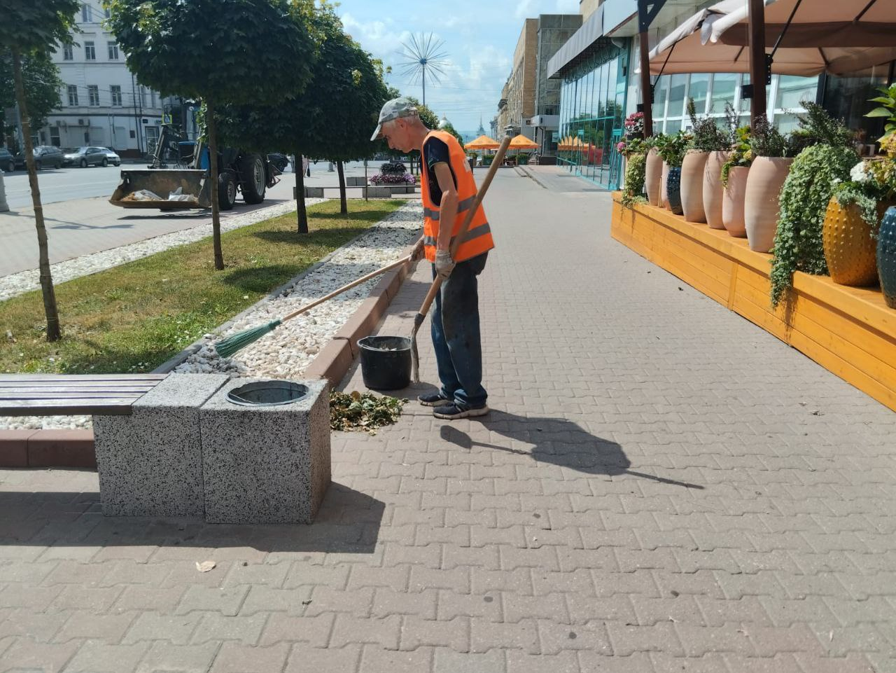 В городе ведется работа по уборке.