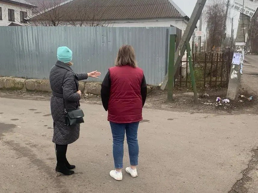 Администрация Железнодорожного округа продолжает следить за чистотой территорий возле торговых объектов.