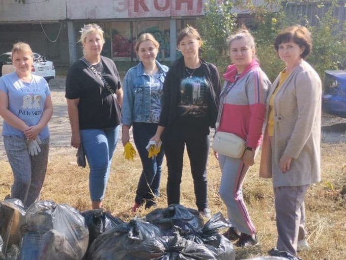 Сотрудники комитета городского хозяйства и Министрества природных ресурсов Курской области в рамках экологического субботника «Зеленая Россия» привели в порядок урочище «Крутой лог».