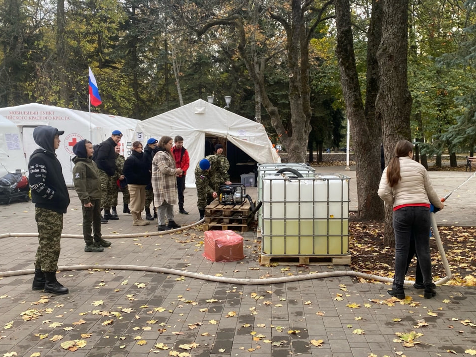 Школьники — курсанты военно-патриотического центра «Вымпел» — посетили региональное отделение Российского Красного Креста.