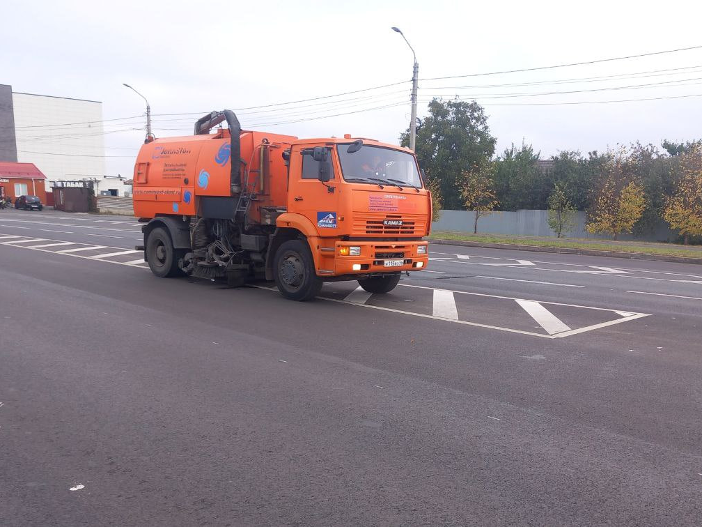 Дорожные службы продолжают уборку города.