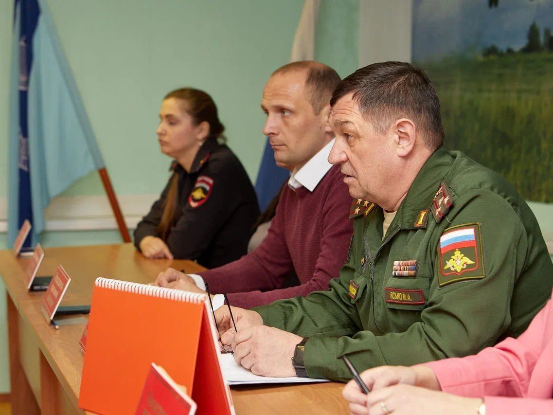 В военном комиссариате Центрального и Сеймского округов прошло очередное заседание призывной комиссии, которая выносит решение о годности граждан к службе.