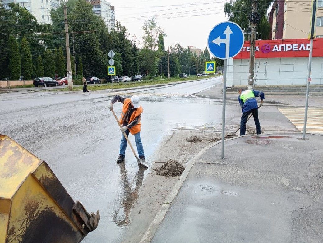 В связи с неблагоприятными погодными условиями в Единую дежурную диспетчерскую службу Курска с 15:30 до 18:00 поступило девять заявок в связи с заливами квартир с крыш.