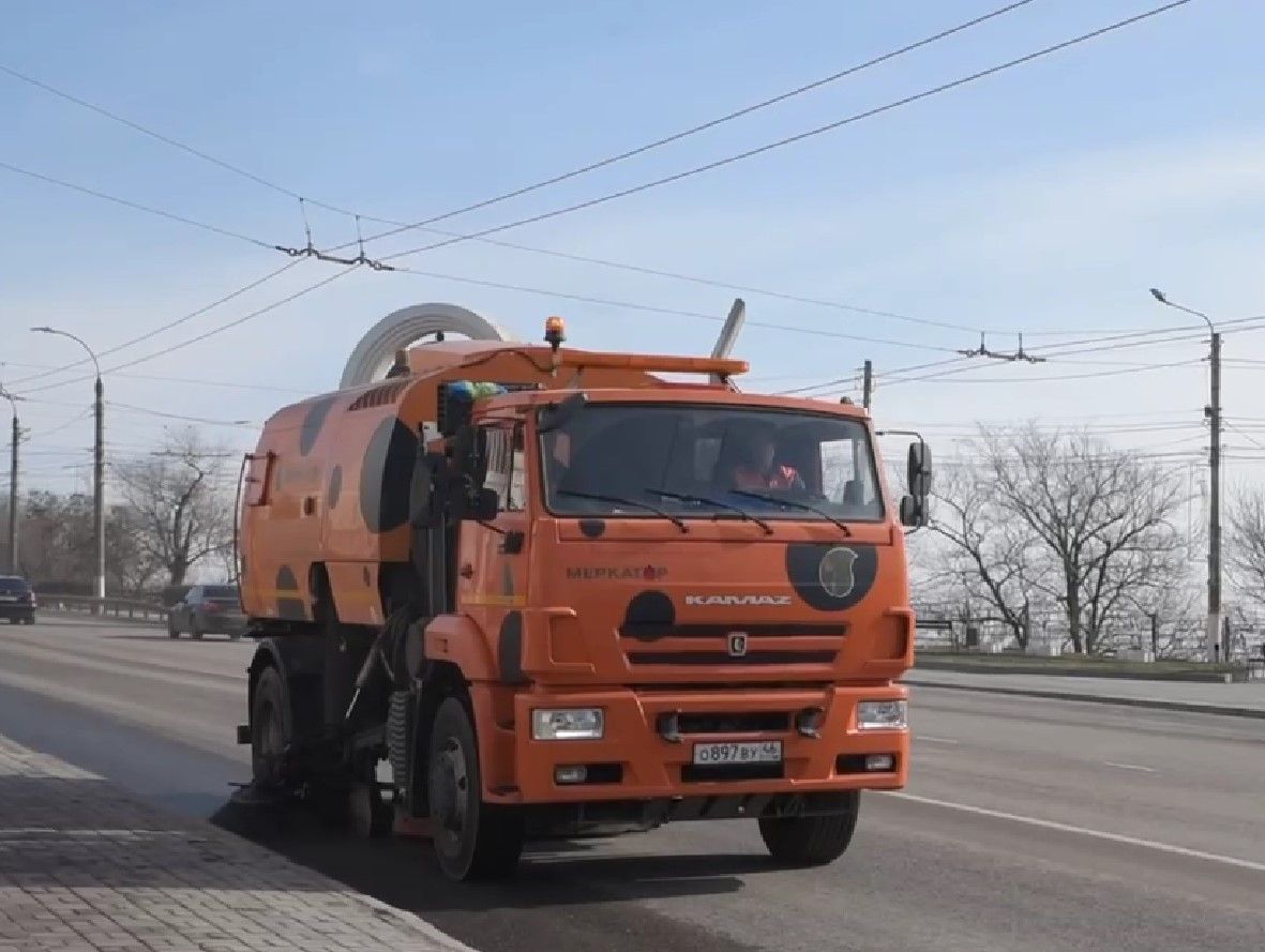 В Курске продолжается уборка дорог и пешеходных зон.