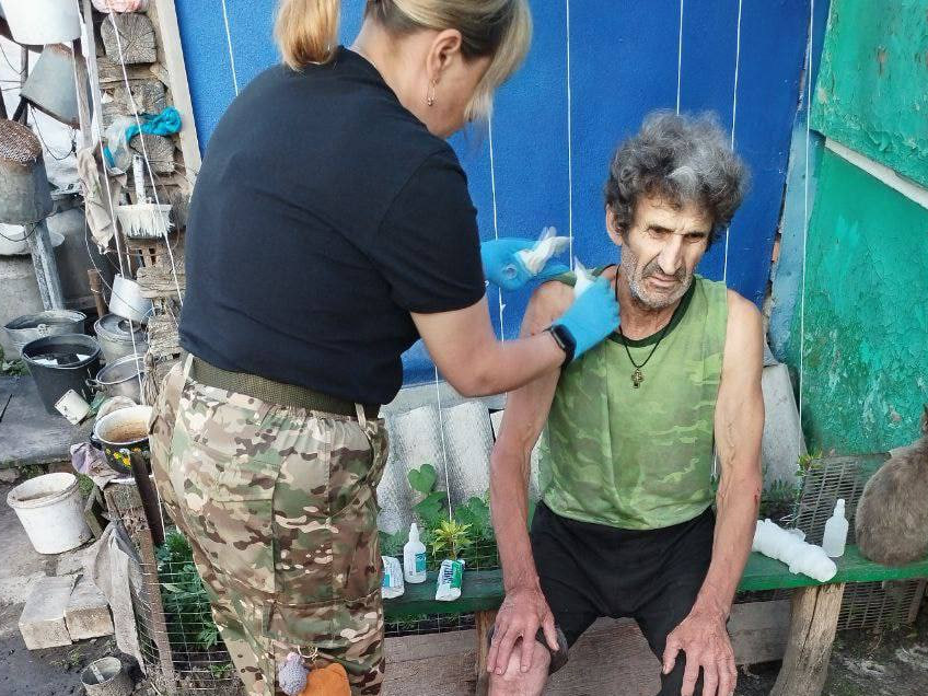 Медик бригады «Барс-Курск» с позывным «Ева» оказывает первую помощь мирному жителю, пострадавшему от атаки украинского дрона в Глушковском районе.