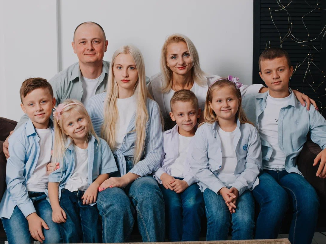 Семьи Дениса и Ольги Тенёткиных, а также Олега и Елены Рязанцевых стали победителями регионального этапа Всероссийского конкурса «Семья года» в номинации «Многодетная семья».