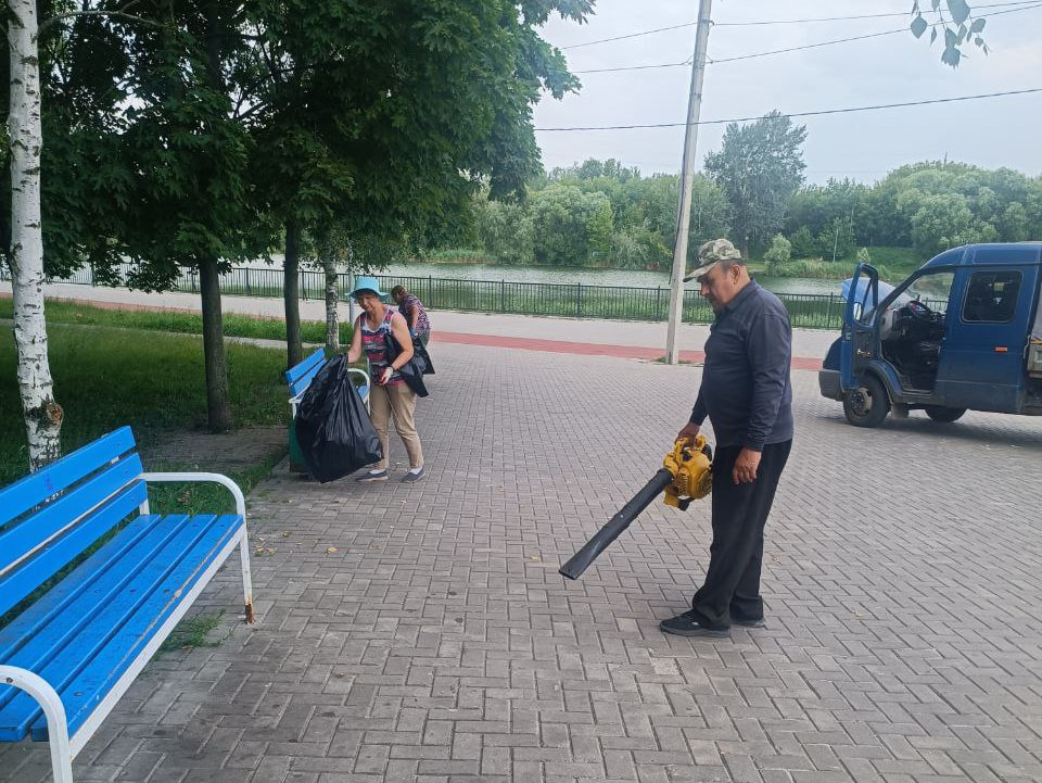 Продолжается уборка дорог и общественных пространств.