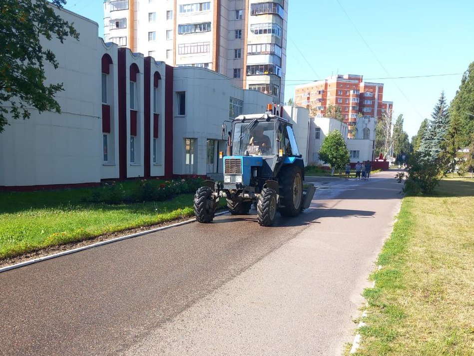 Работы по уборке территорий продолжаются.