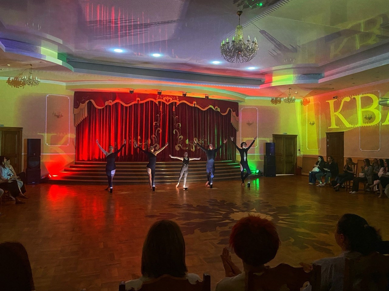 18 июля в 18:00 концертно-творческий центр им. М.С. Щепкина приглашает вас на спектакль-перформанс «Квадрат». Это событие пройдет в рамках городского творческого проекта «Лето в городе. Курск-2025».
