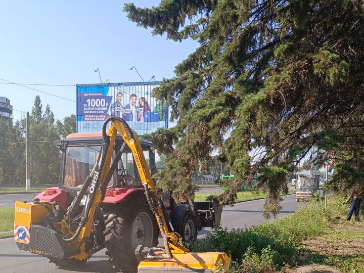В городе продолжаются работы по уборке.