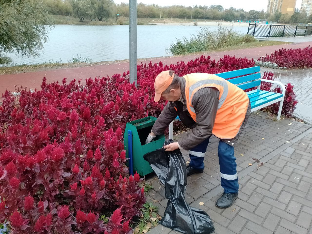 Подрядчик приводит в порядок парки, скверы и площадки. Несмотря на непогоду сегодня общественные пространства приводят в порядок 27 рабочих и 12 единиц техники.