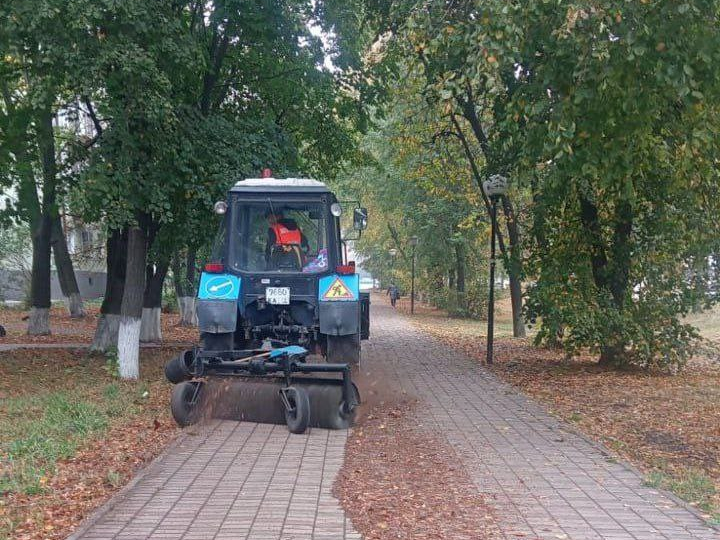 В Курске продолжается уборка автомобильных и пешеходных дорог.