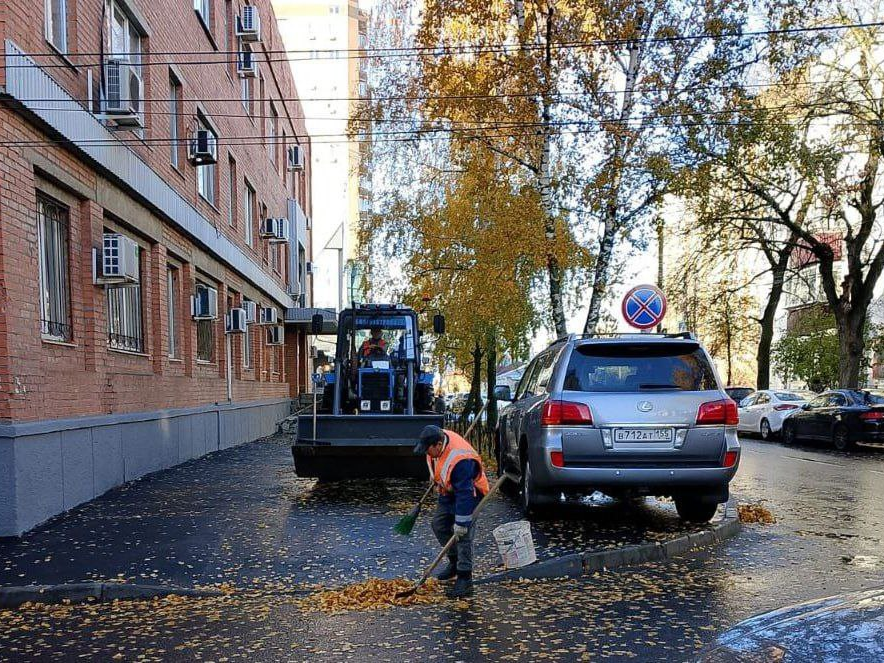 В Курске дорожники расчищают улицы от опавших листьев. Об этом рассказали в комитете ЖКХ. Это необходимо для обеспечения безопасности дорожного движения.