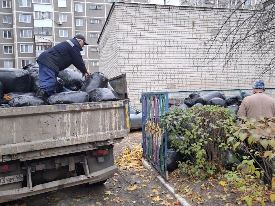 В округах Курска продолжается уборка территорий.