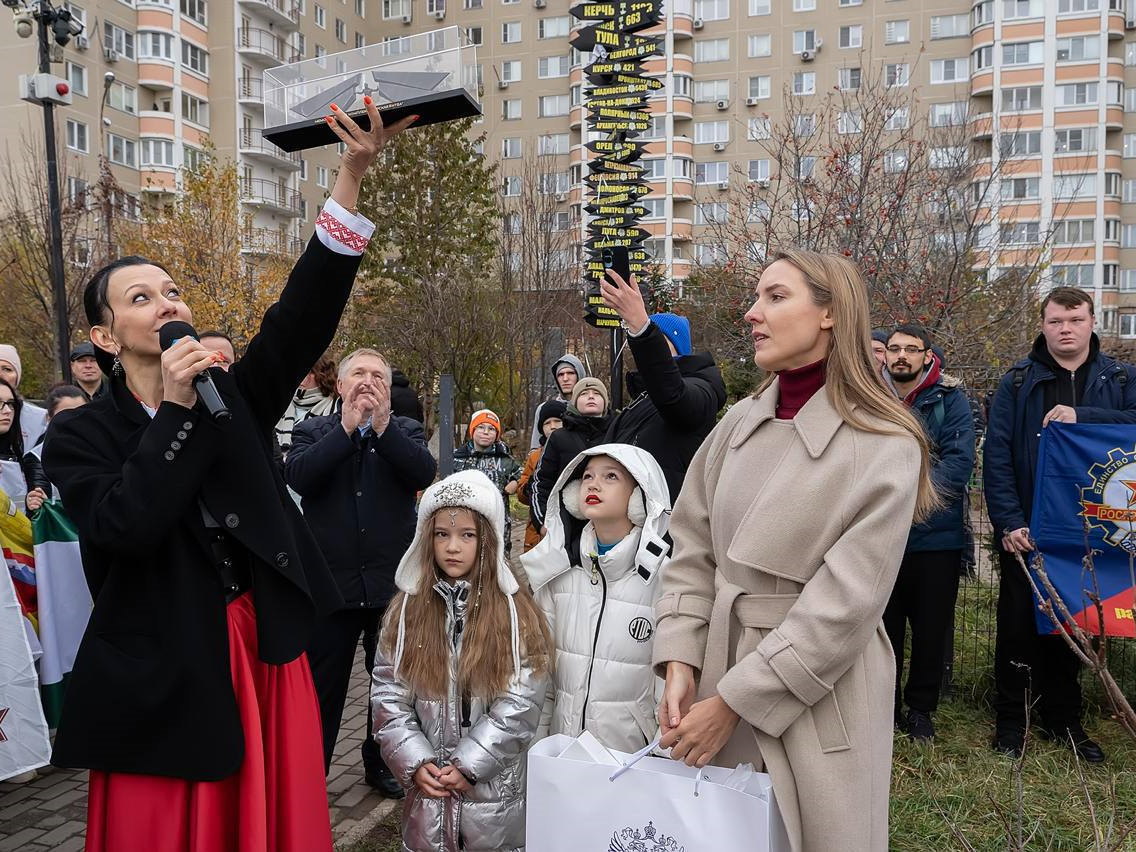 Первую в Московской области скульптуру Курского соловья открыли в Подольском Саду камней Памяти и Славы.