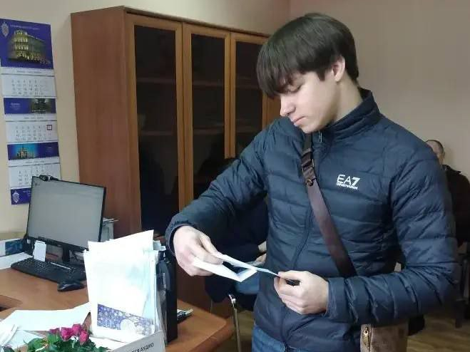 В Курске продолжается работа по обеспечению жильем детей-сирот и детей, оставшихся без попечения родителей. Прошла очередная жеребьевка по распределению администрацией города двух однокомнатных квартир.