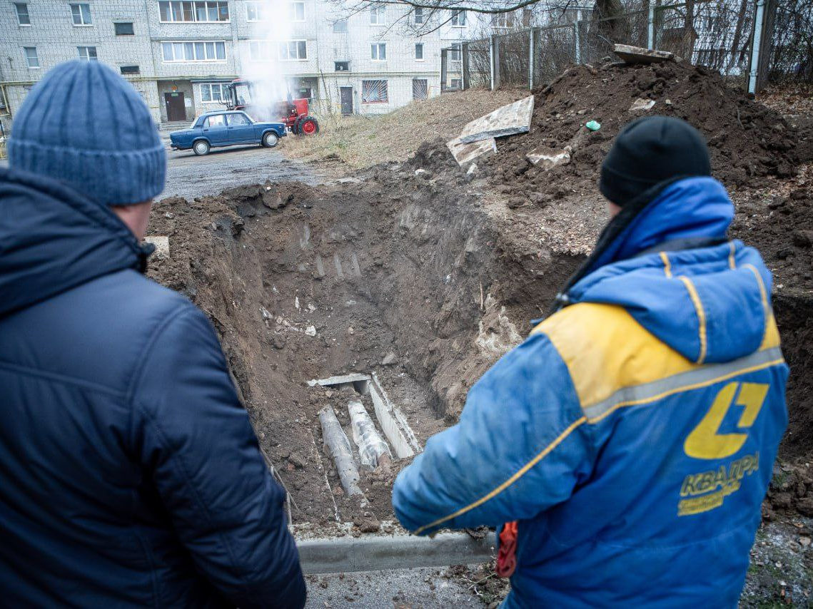 В районе дома № 108 по улице Пучковка специалистами «Квадры» выявлено повреждение внутриквартальной тепловой сети. На место повреждения выехал председатель комитета ЖКХ Антон Бартенев и заместитель министра ЖКХ и ТЭК Курской области Андрей Никулин.