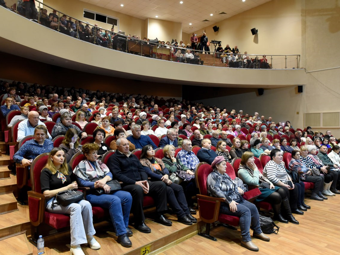 На сегодняшний день реализуется более 122 мер поддержки (https://t.me/gubernator_46/10832) — как региональных, так и разработанных совместно с федеральными органами. По-прежнему приоритетной задачей остаётся обеспечение жильём тех, кто его лишился.