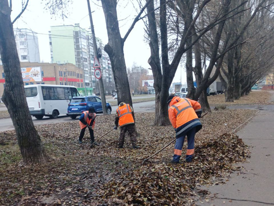 Коммунальщики продолжают убирать город.