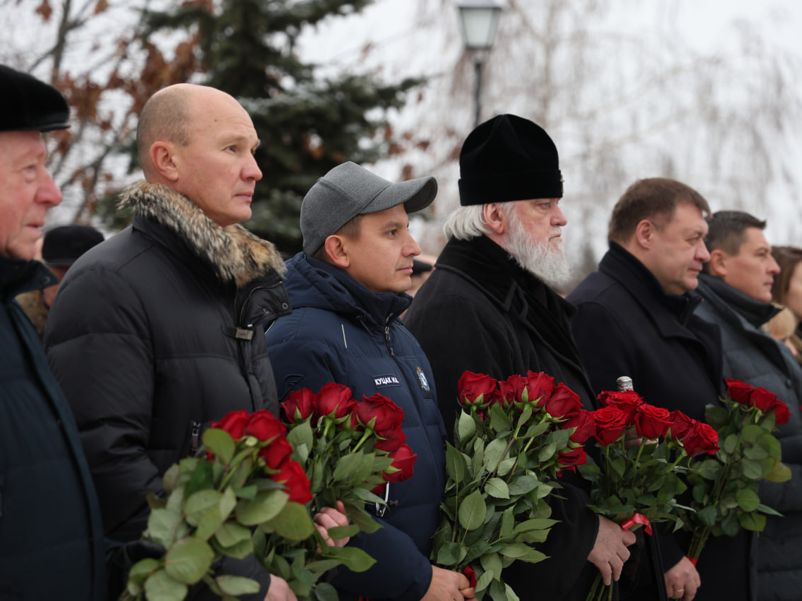 В Курске в День Неизвестного Солдата к Вечному огню на мемориальном комплексе «Курская дуга» возложили цветы и венки. В церемонии приняли участие губернатор Алексей Смирнов и глава города Курска Игорь Куцак.