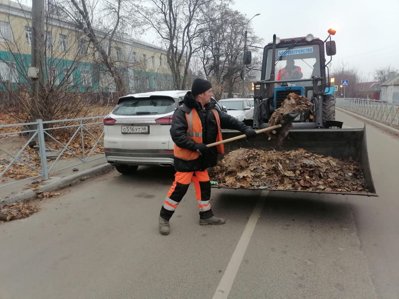 Продолжается уборка автомобильных и пешеходных дорог.