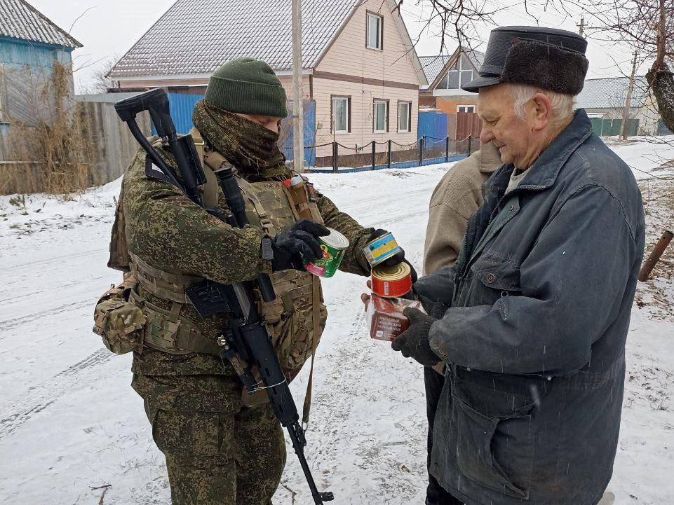 «Барсы» и сотрудники военной полиции раздали жителям поселка Глушково гуманитарную помощь.