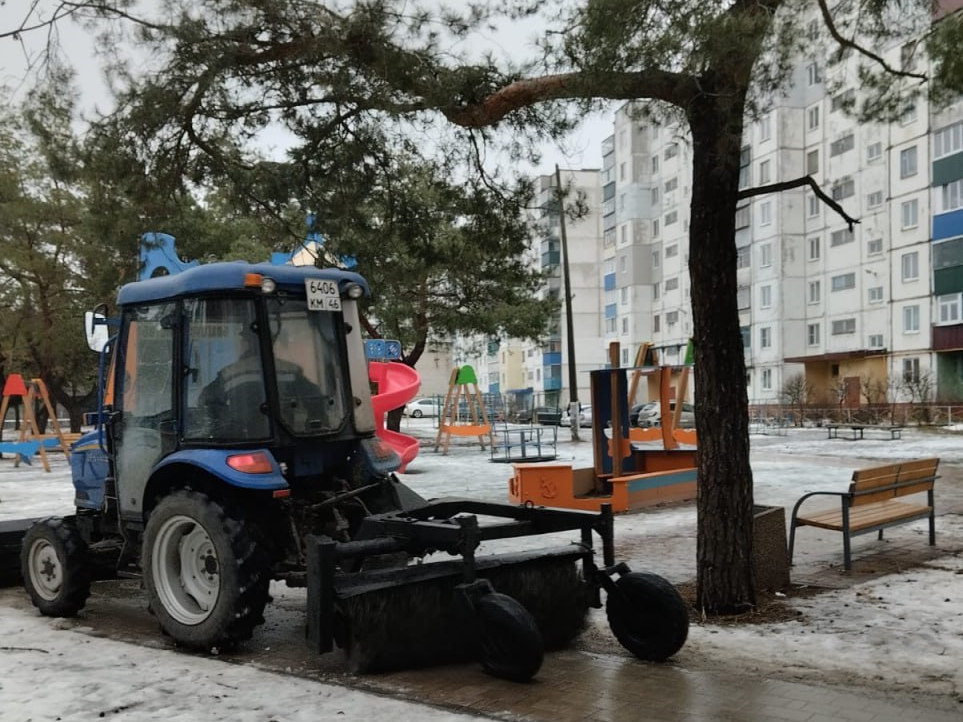 В Курске продолжается уборка парков и скверов.