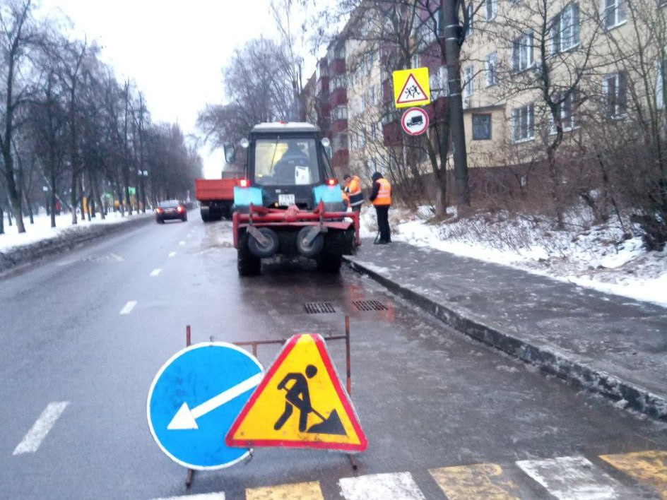 В Курске продолжается уборка дорог.