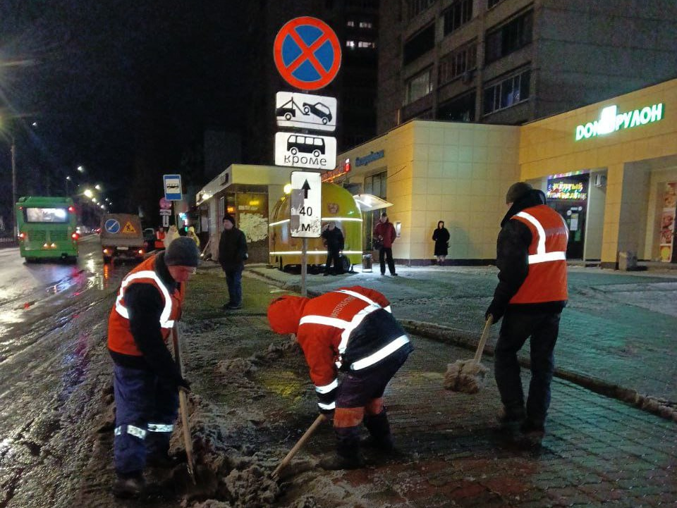 Уборка дорог продолжается.