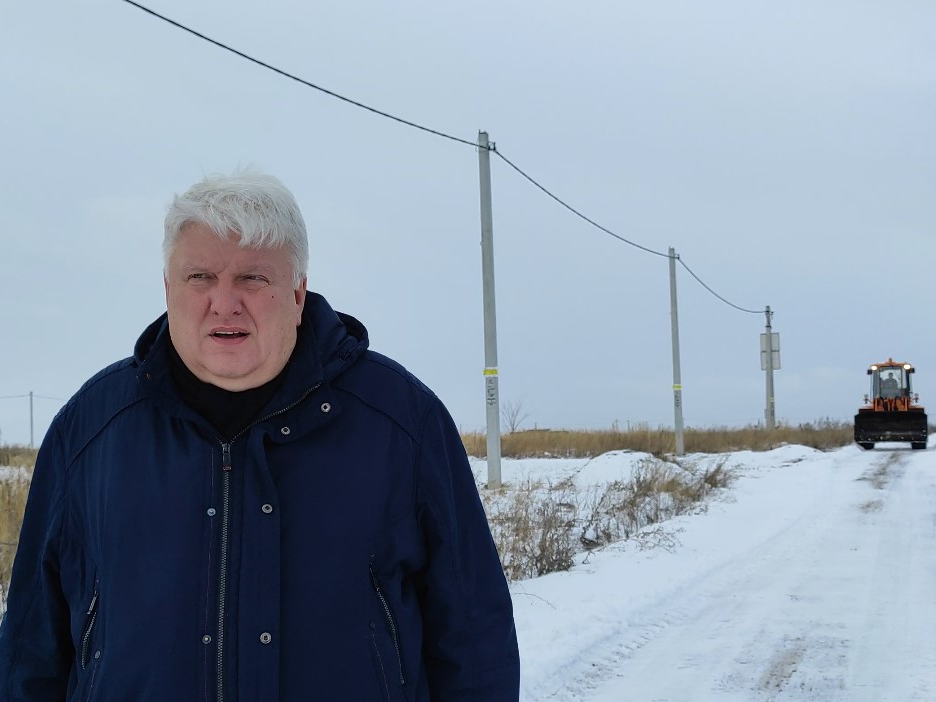 По поручению главы города произвели расчистку от снега в посёлке Семейный.