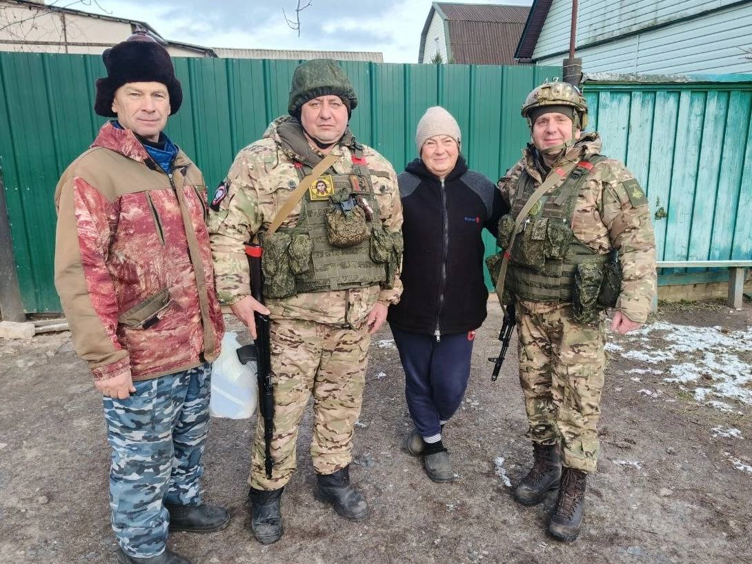 Сегодня куряне, служащие в «Барс-Курск» поздравили жителей приграничных районов со Старым Новым годом. Об этом рассказал замглавы Андрей Ковалев.