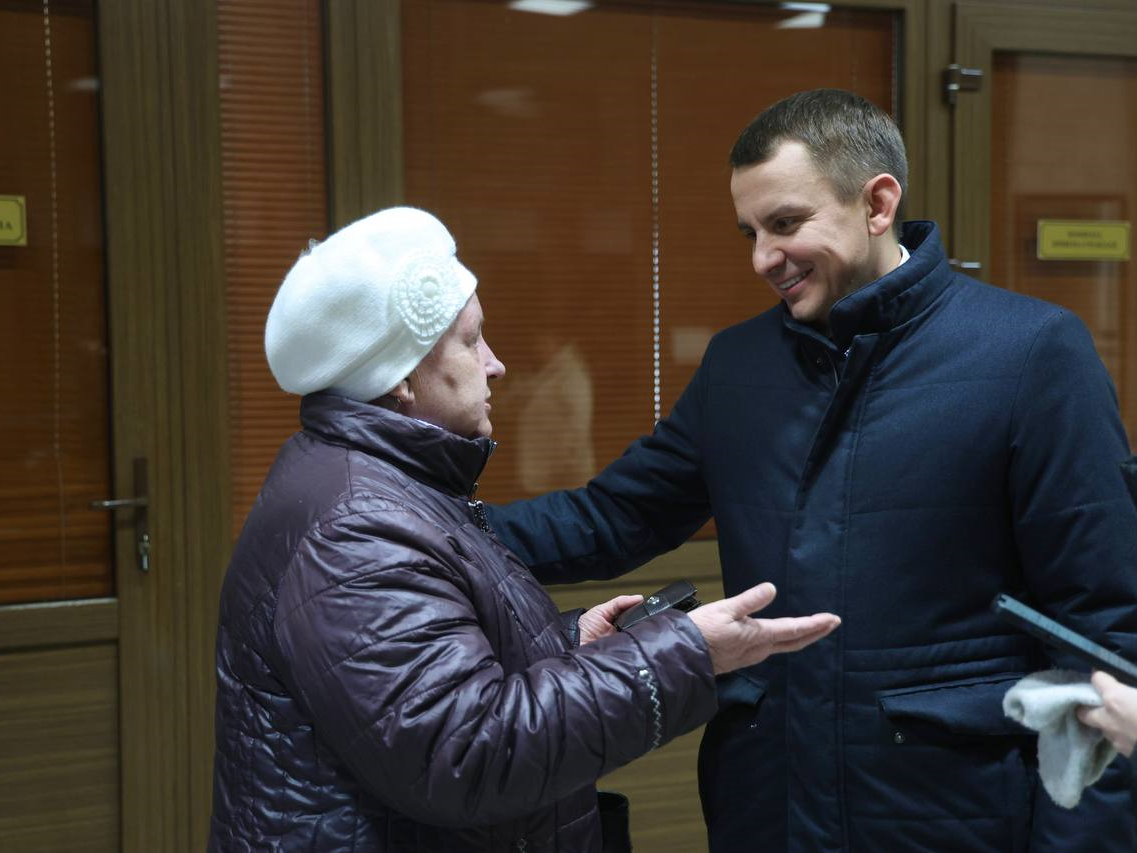 Татьяна Ивановна пришла в администрацию записаться на приём граждан. Женщина была очень растеряна и не знала, к кому обратиться. Задержался на выходе, чтобы лично выслушать её проблему.