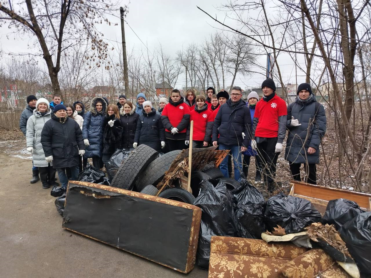 В рамках окружной акции «Студенческий экологический десант» представители администрации Железнодорожного округа вместе с учащимися и преподавателями электромеханического техникума провели уборку на общественной территории, расположенной вдоль улицы Сою.