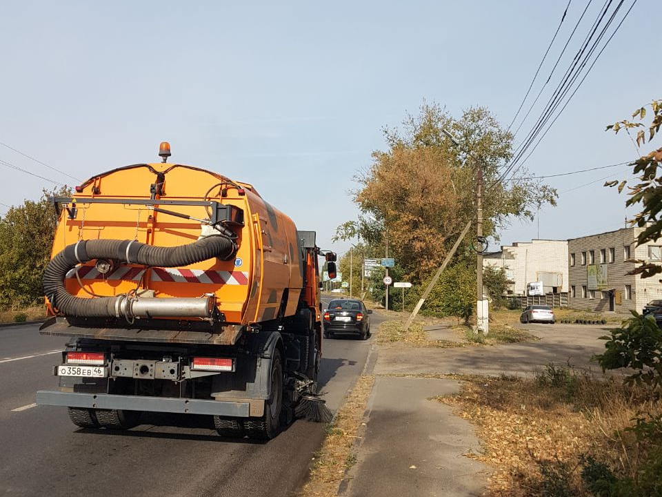 Продолжается уборка автомобильных дорог.