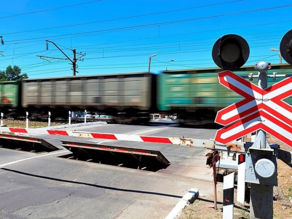 За последнее время участились случаи травм среди граждан на железнодорожных путях из-за перехода в неположенных местах. Стоит отметить, что это не только опасно, но и противоречит административному кодексу.