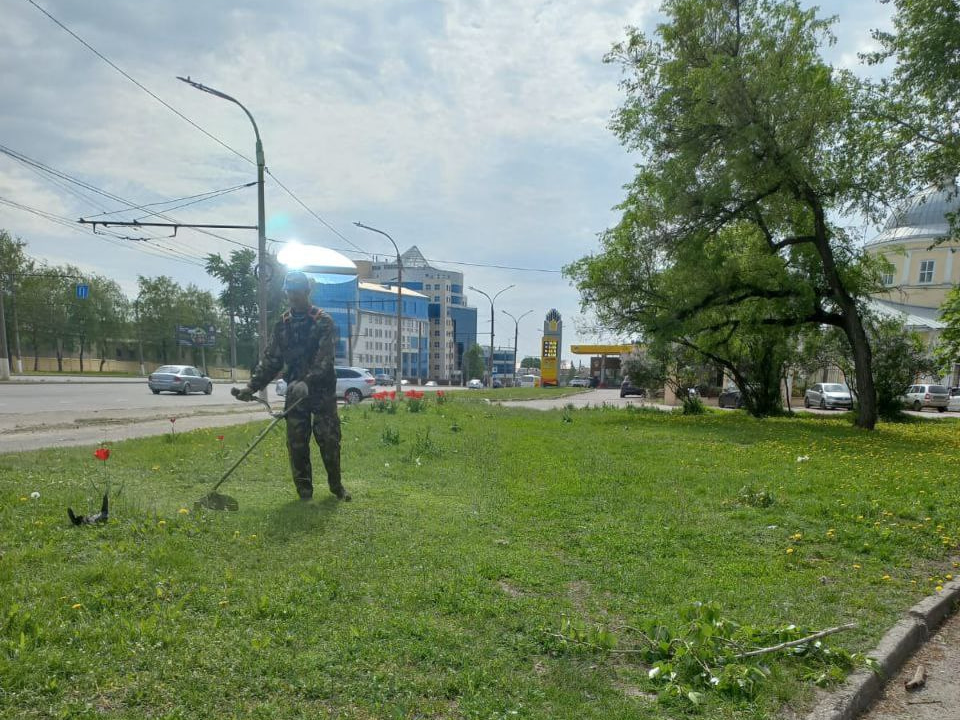 В городских парках и зонах отдыха продолжается уборка.