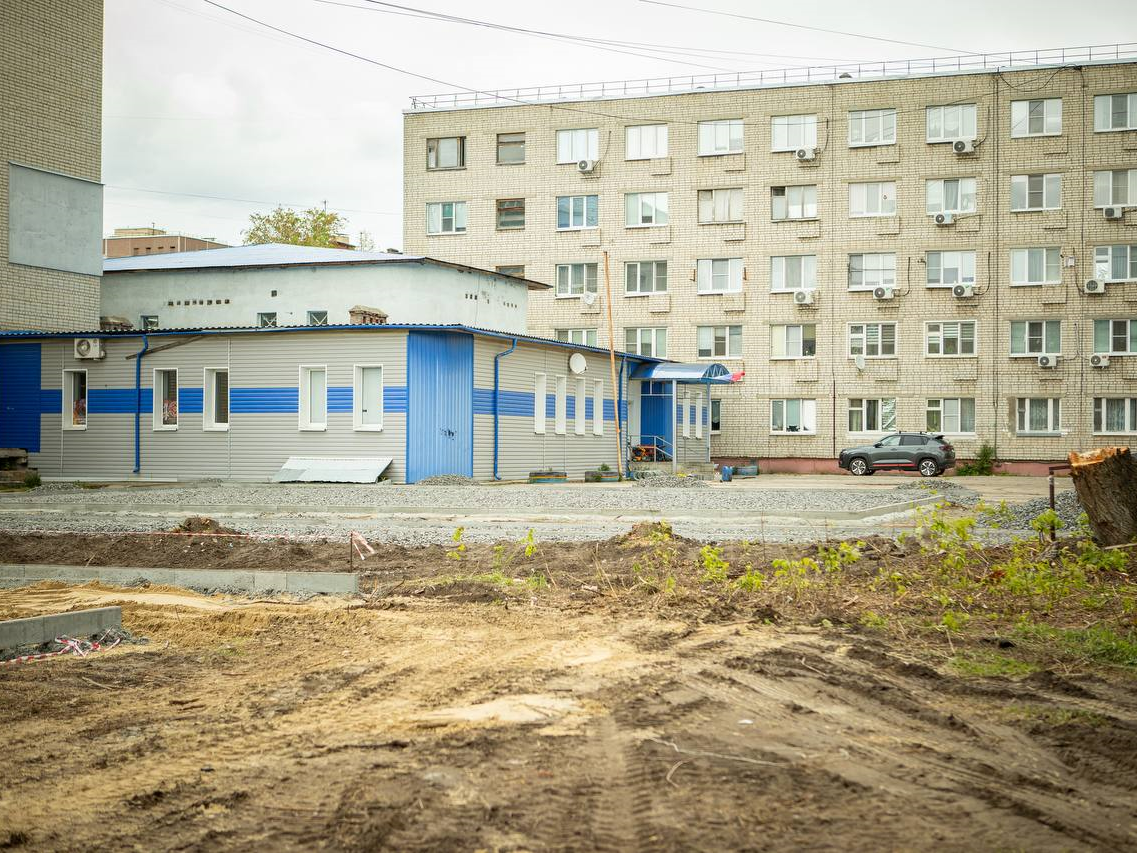 Приступили к строительству новой спортивной площадки. Она будет располагаться на территории детско-юношеской спортивной школы &quot;Виктория&quot;.