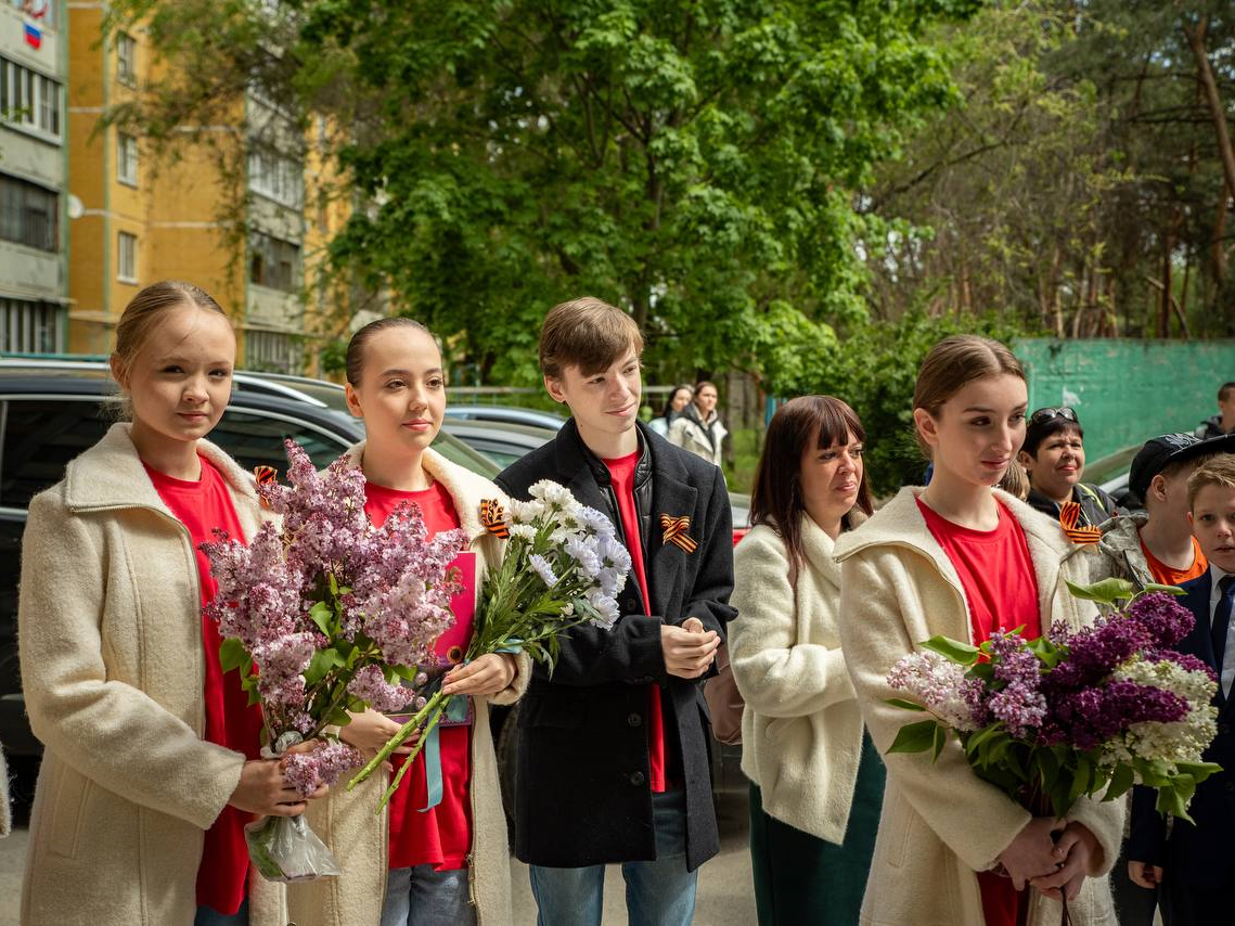 День Победы - Великий Праздник. В этот день мы продолжаем  поздравлять наших дорогих ветеранов.