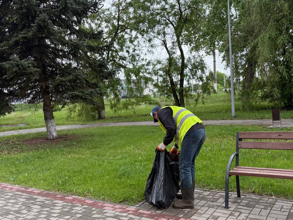 В парках, скверах и других общественных местах регулярно проводятся работы по уборке.