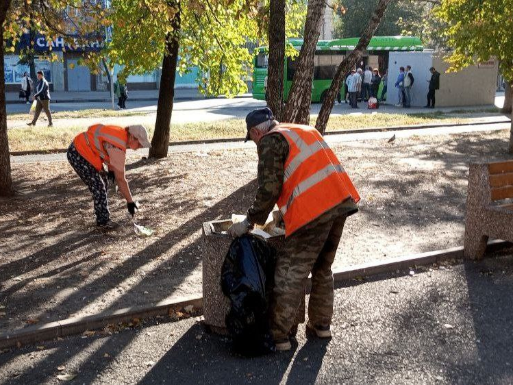 В Курске продолжается уборка общественных пространств.