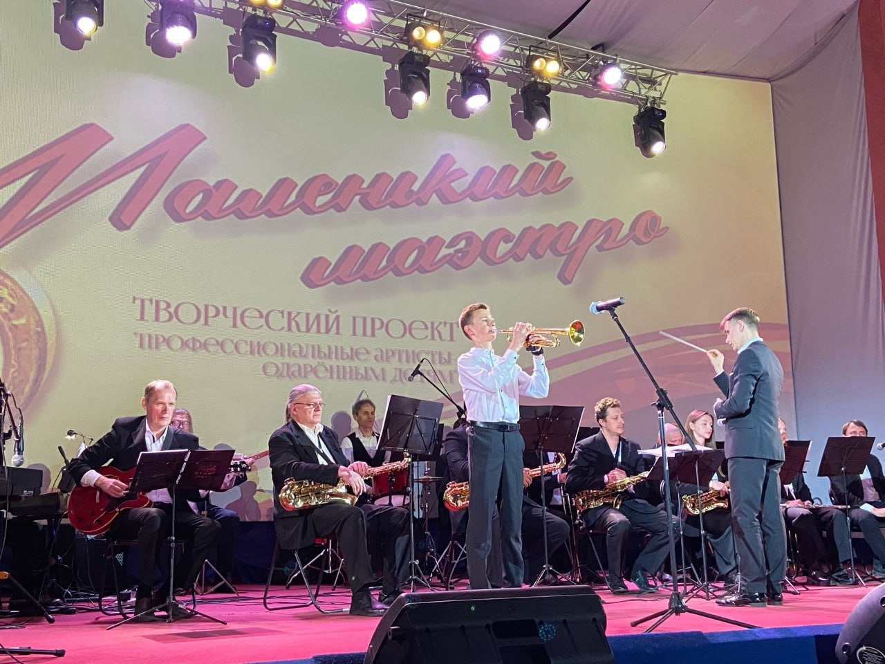 Председатель комитета культуры и туризма Курска Ирина Мазаева (https://vk.com/id749202864?from=search) поздравила 17 талантливых юных музыкантов из детских школ искусств. Она вручила им дипломы и памятные подарки.
