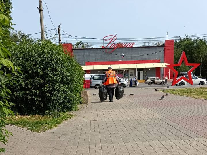 В городских парках и скверах ежедневно проводится уборка.