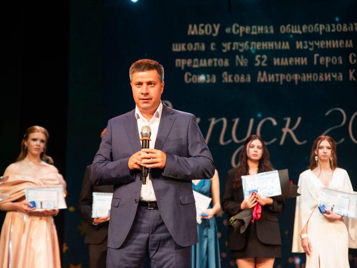 В «Свиридовском» состоялся праздничный вечер, посвященный выпуску учащихся школы №52, 24 из них заслужили медали за отличную учебу.