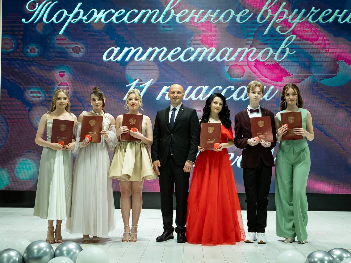 Настало время выпускных в наших школах. Поздравил с завершением важного этапа в жизни выпускников  гимназии №63, их родителей и педагогов.