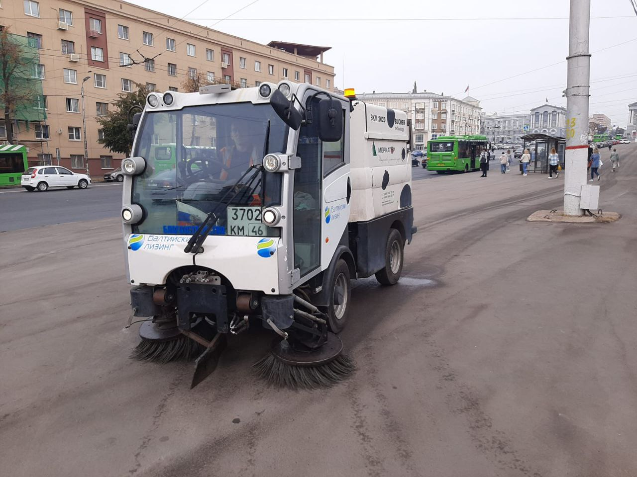 Продолжается уборка дорог и общественных пространств.