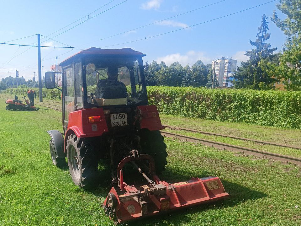 Продолжаются работы по поддержанию чистоты и улучшению городской среды.